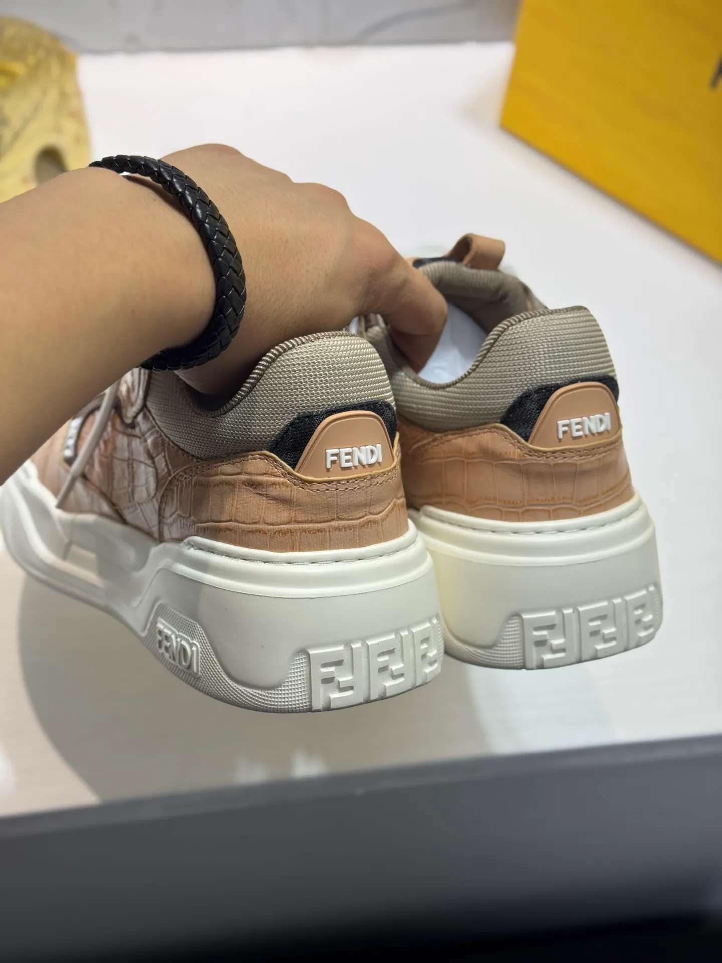 Men's men's shoes 💰560 [New style] 🦥🦥FENDI Fendi high version latest Force series calfskin FF mesh round toe thick sole low-top sports sneakers, these Force lace-up low-top shoes. Made of white full-grain leather and white and brown smooth leather. Padded. Brown FF jacquard and yellow technical fabric details. Lightweight and thick white sole with FF pattern details on the toe and heel ✔️Fabric: Imported first-layer cowhide breathable mesh ✔️Inner lining: Customized breathable mesh ✔️Sole: Open-molded rubber foam material ✔️Sole thickness: 7CM Size: #Men's 38-44 (45 is custom-made and cannot be returned or exchanged